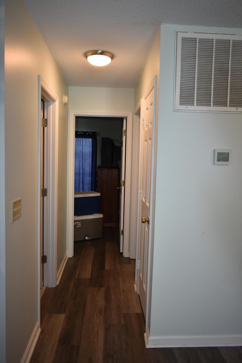 hallway to back bedrooms