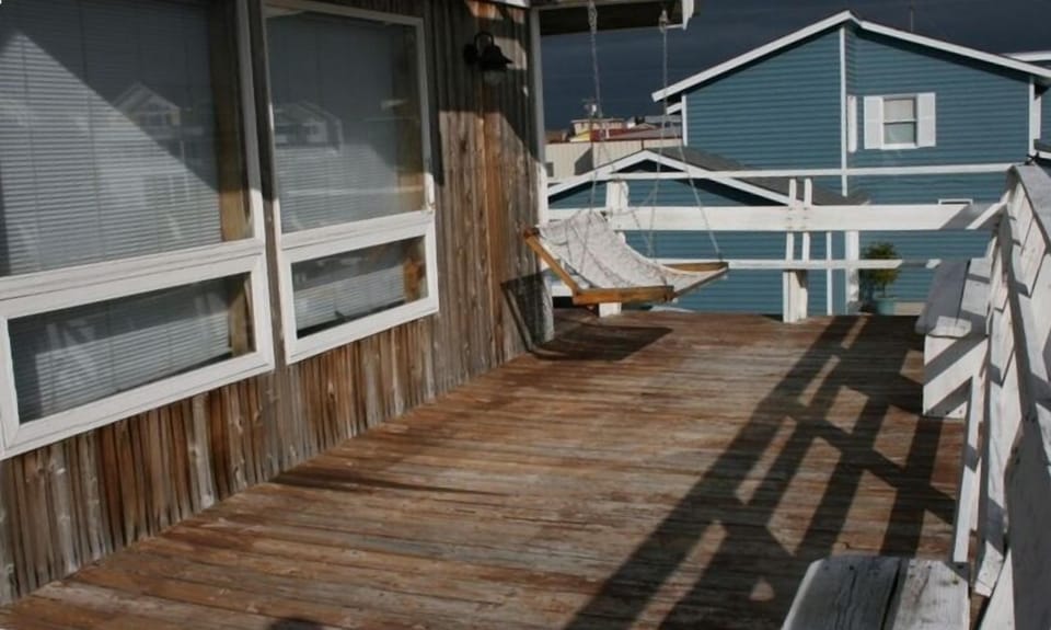 ENJOY THE WRAP AROUND DECK AND WATCH THE CARS AND PEOPLE FROM THE PORCH SWING