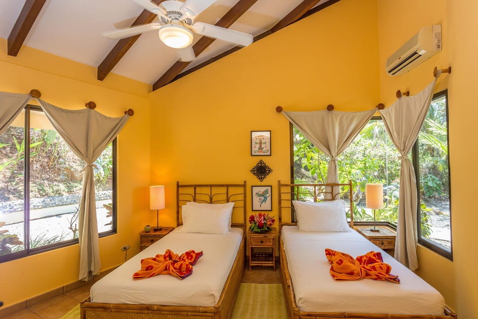 Guest bedroom with twin beds