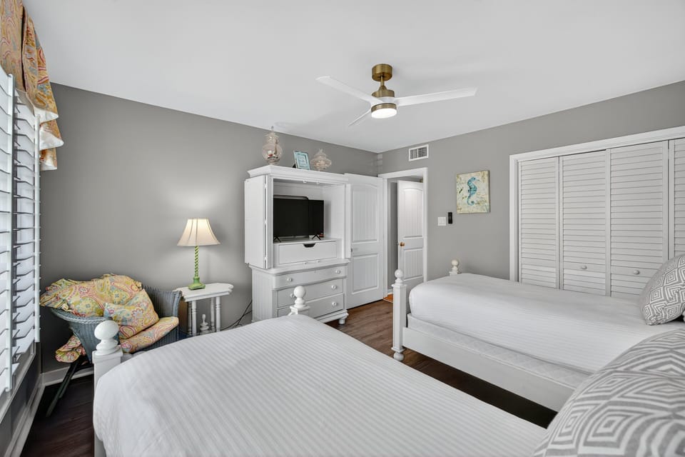 Bedroom 2: Two Twins, Flat-Screen TV, DVD, Shared Hallway Bath