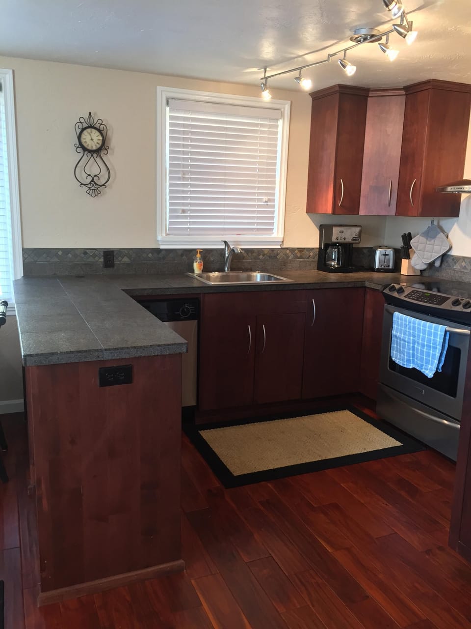 Full kitchen with dishwasher.