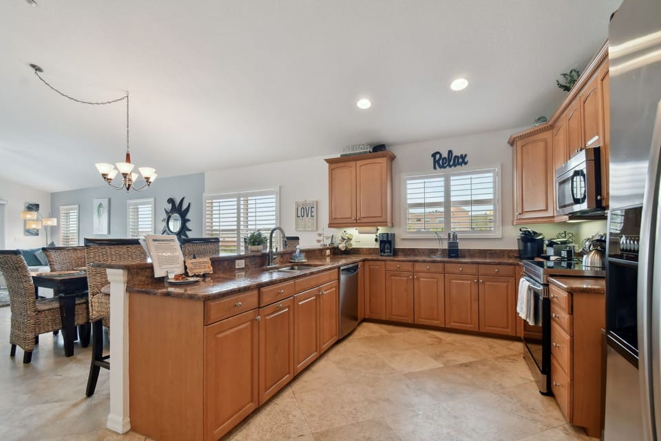 Full/stocked kitchen 