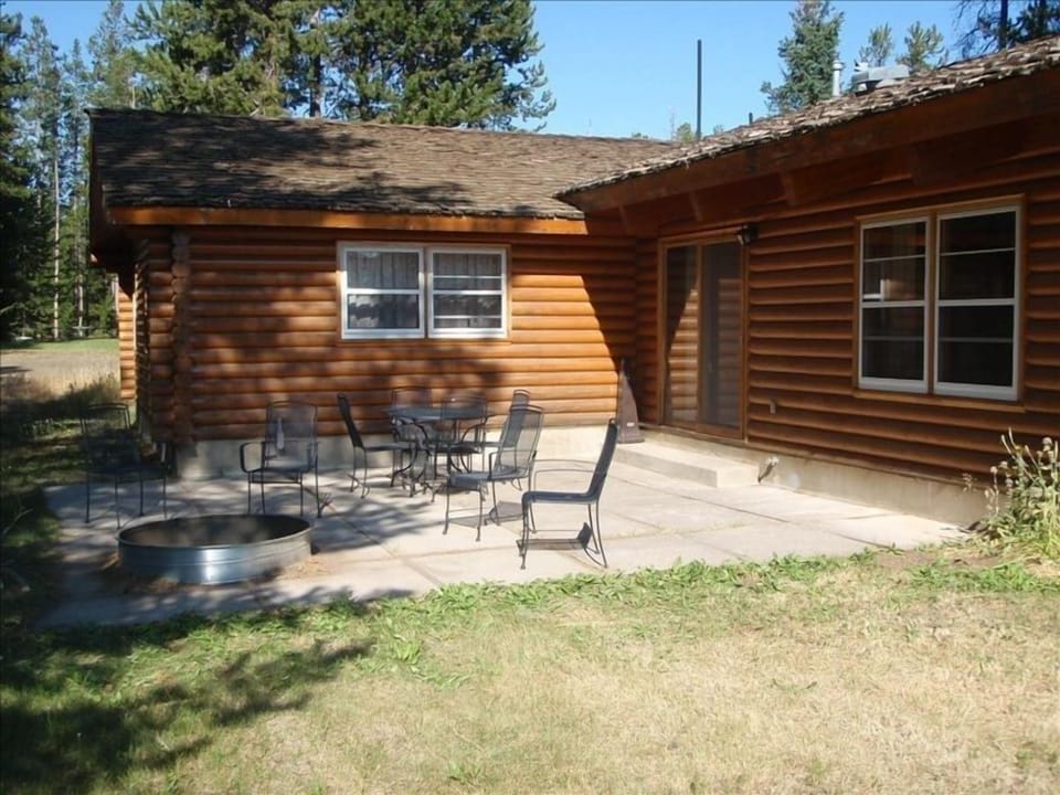 Back yard patio with fire pit