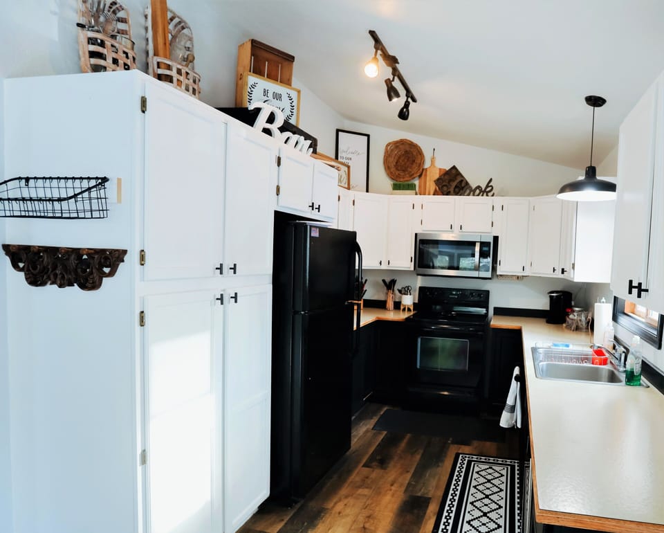Kitchen stocked with all your cooking needs/insta pot/air fryer/mixer/vitamix