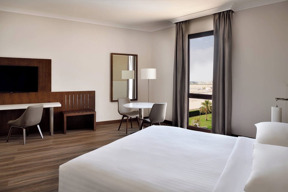 Junior Suite, 1 King Bed, Smoking | City view