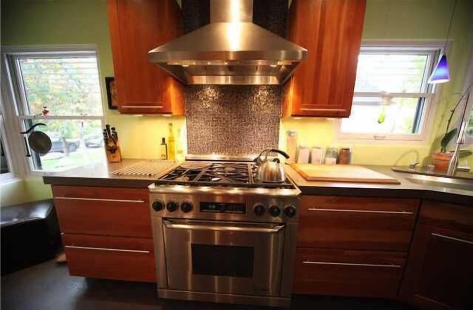 Dacor 6 burner range...Great for enthusiatic cooks!