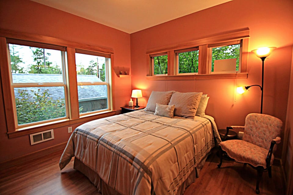 Main floor bedroom. Queen bed - firm mattress.