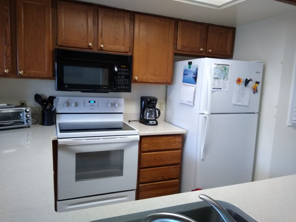Full-size stove and refrigerator new in 2020
