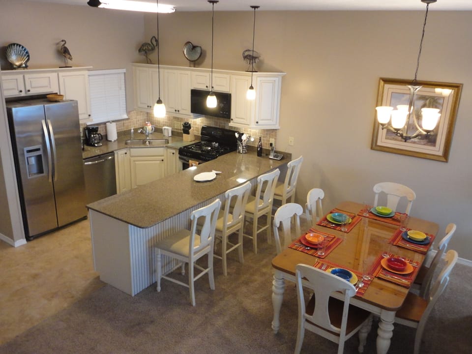 An overview of our kitchen & dining area. Lots of room to cook or just watch