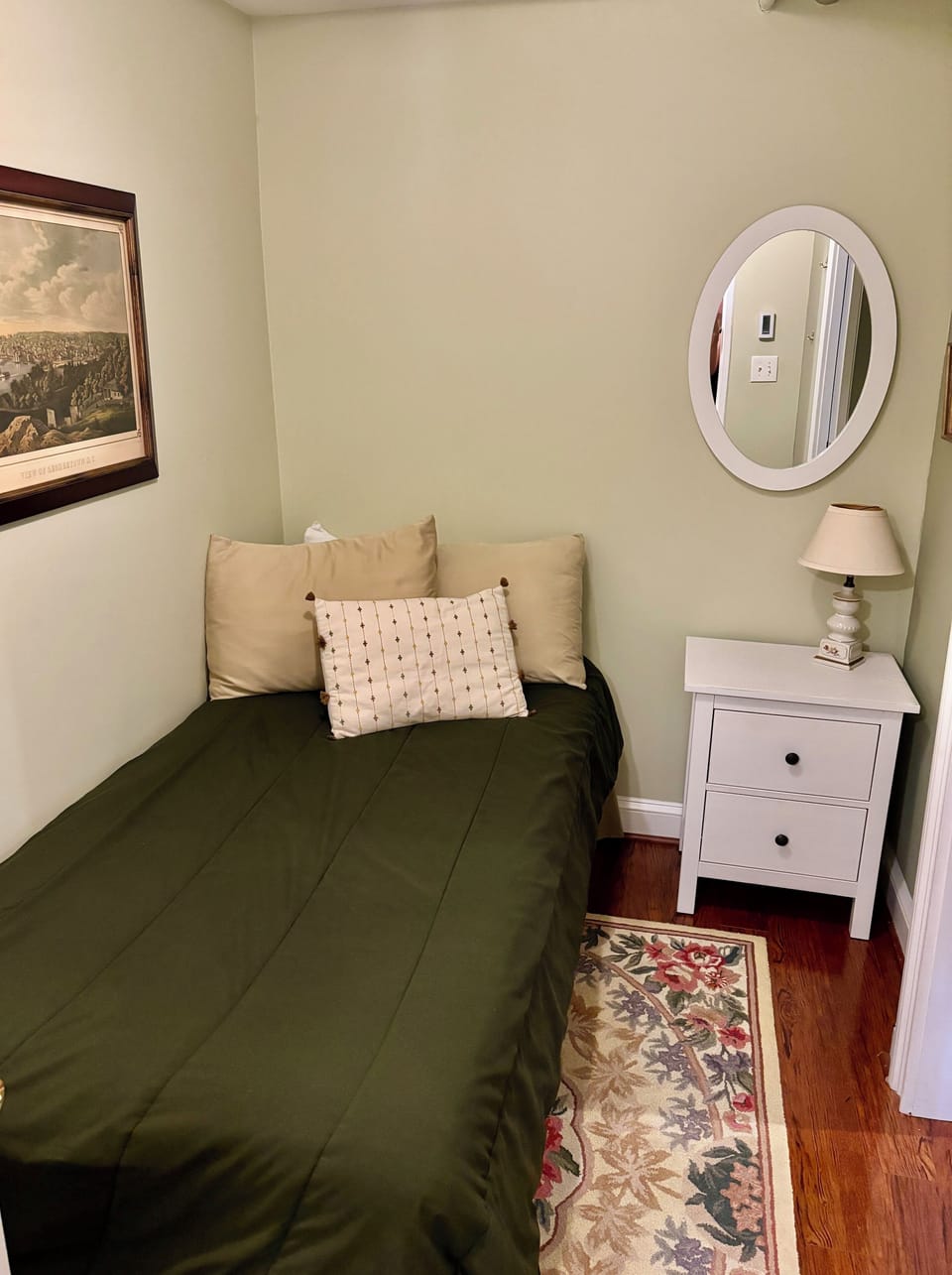 Second bedroom w/twin bed - fresh linens pillows & blankets provided. 