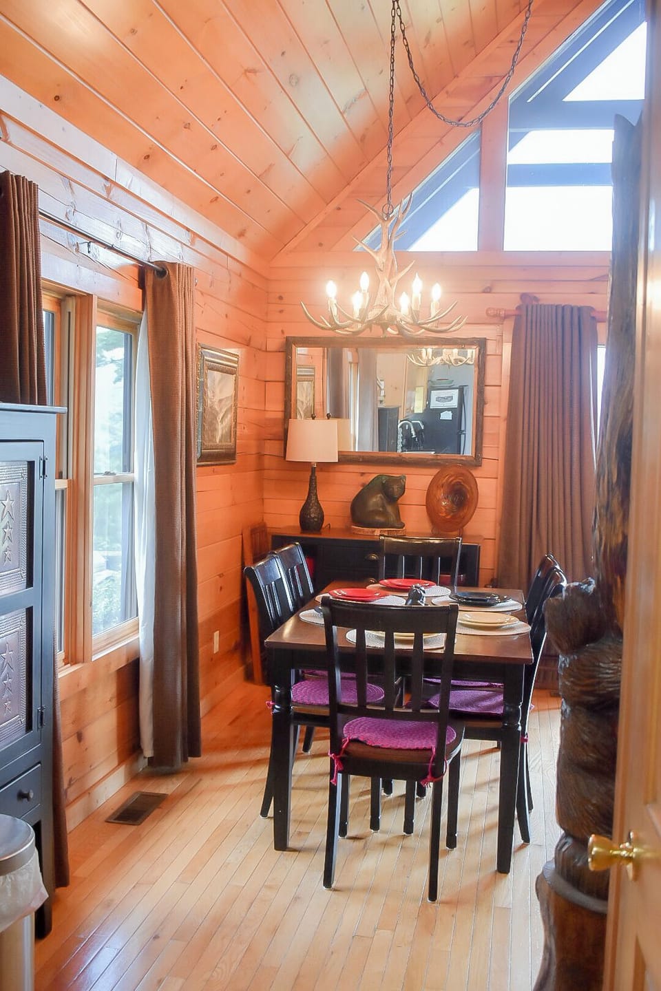 Dining waiting for you!  Notice large pottery bear.  Cabin has beautiful art.