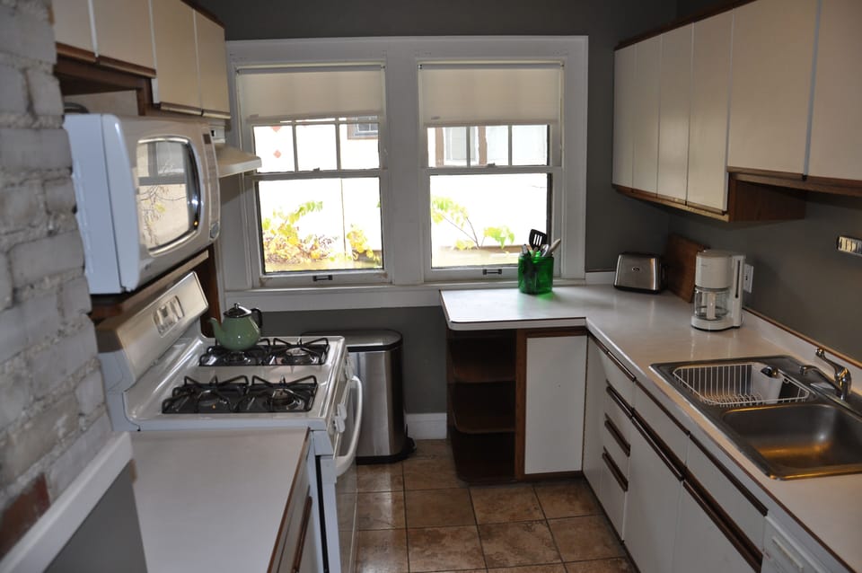 Full kitchen with gas stove/oven, dishwasher and full-sized refrigerator 
