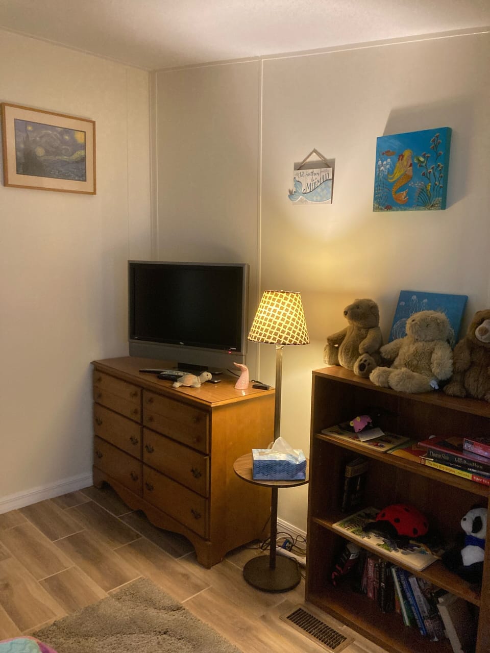 Mermaid bedroom TV, kids toys & books. 