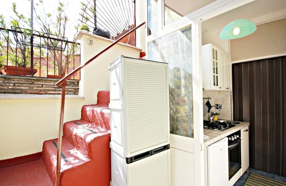 Kitchen and access to the private terrace