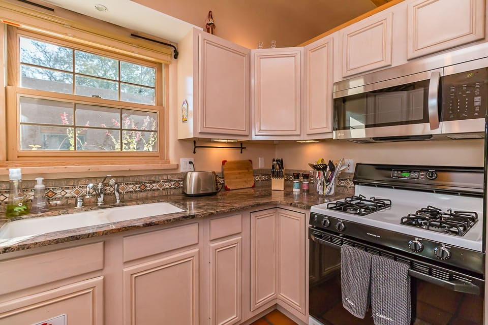 Kitchen gas stove, granite, fully stocked