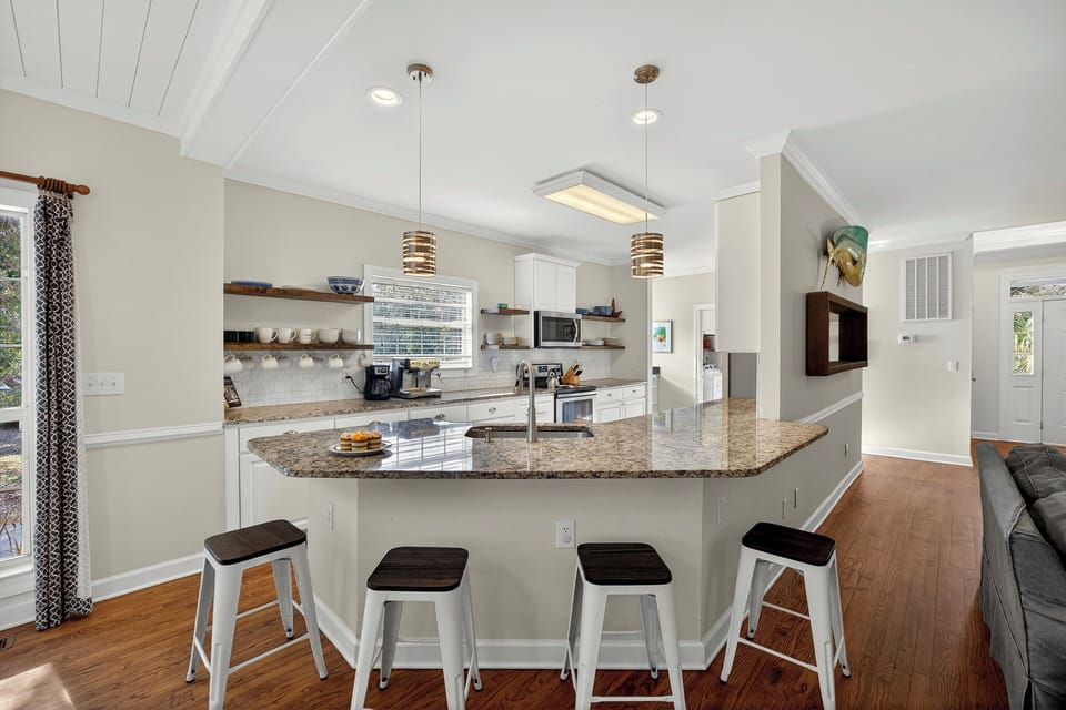 Great kitchen to enjoy a homecooked meal on vacation