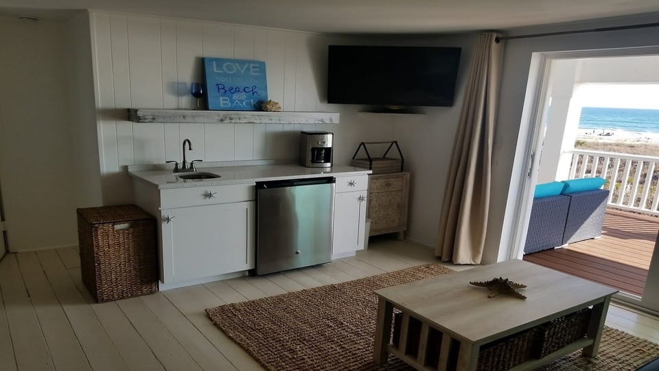 WET BAR UPSTAIRS BEDROOM 