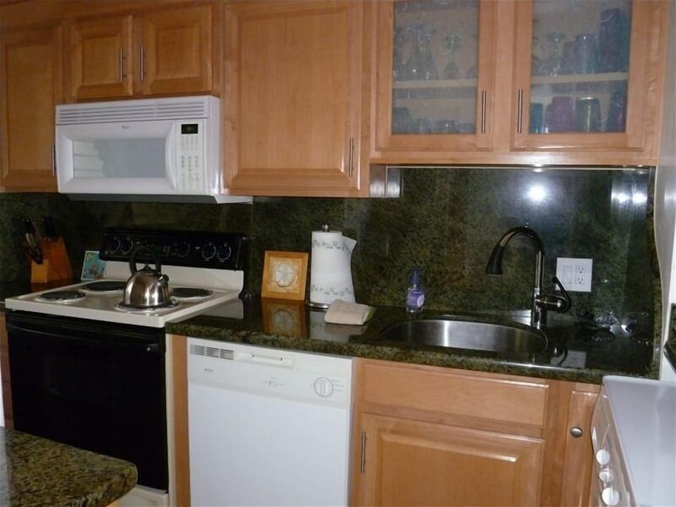 All electric kitchen with granite counter tops, maple cabinets, dishwasher, W&D