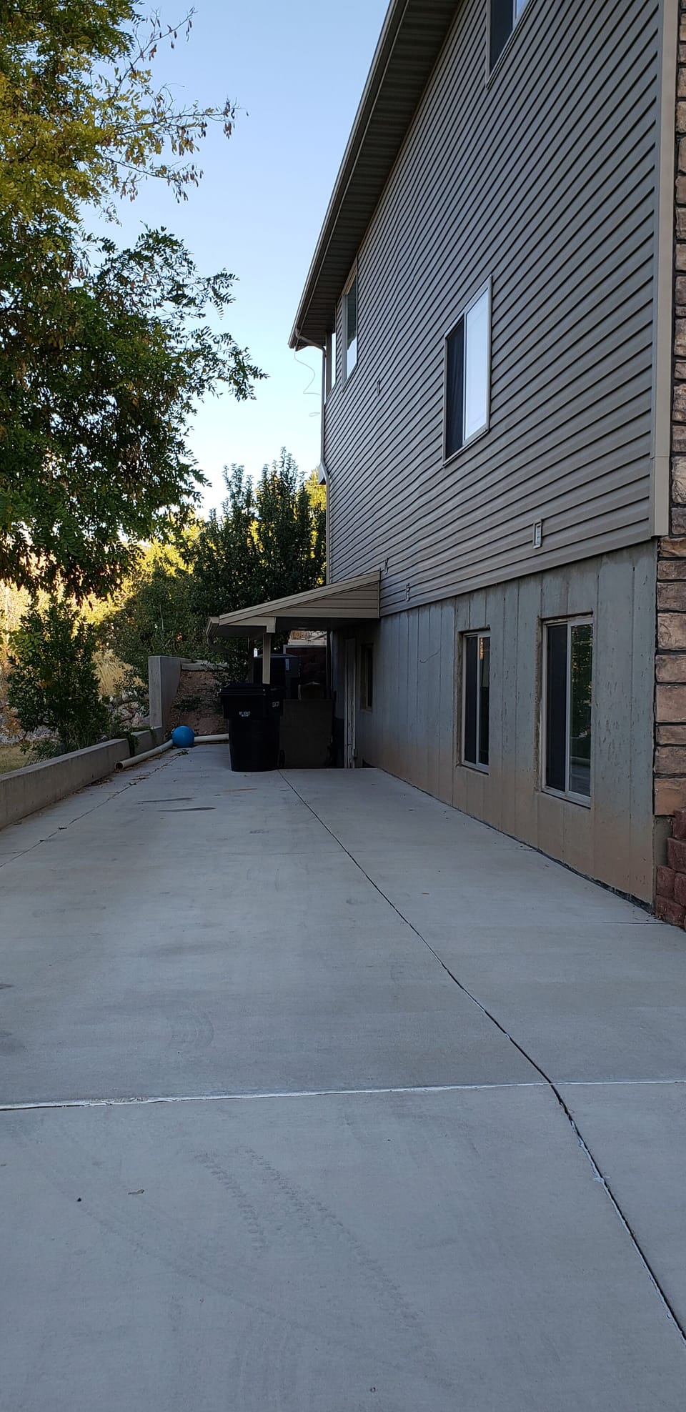 Long Driveway with ample parking.
