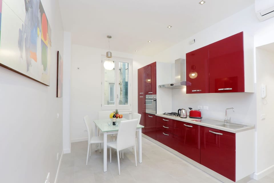 Rome Colosseum Apartment the kitchen table is expandable it can welcome up to 8