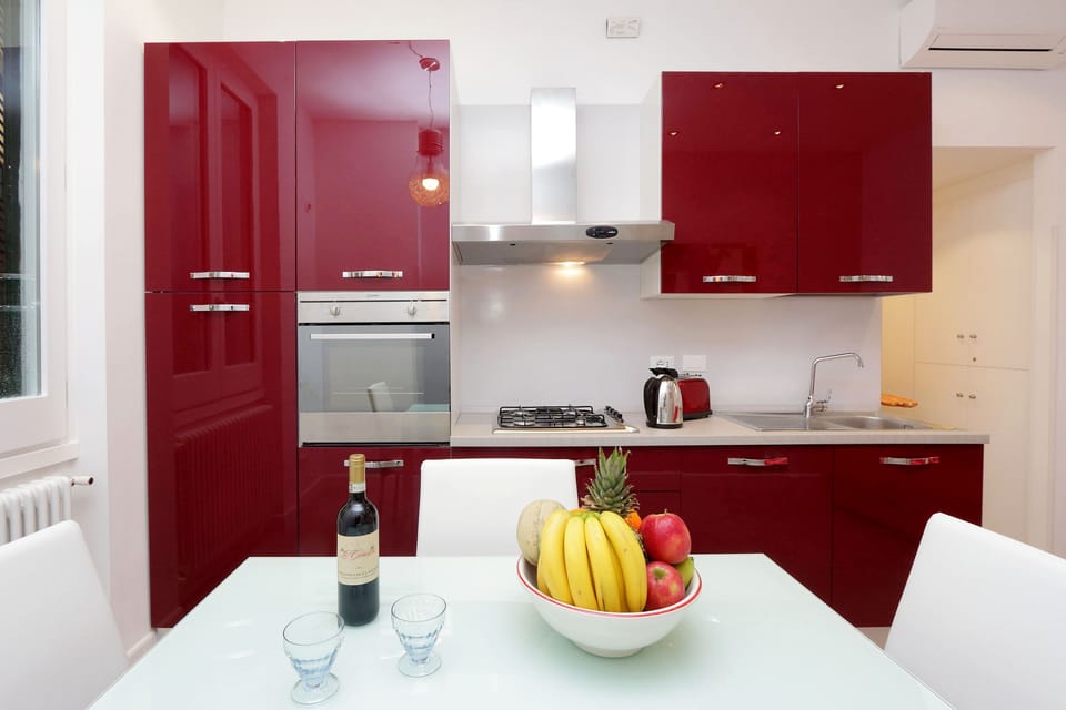 Living room and Kitchen - Table is expandable per 8/9 and there are 9 chairs