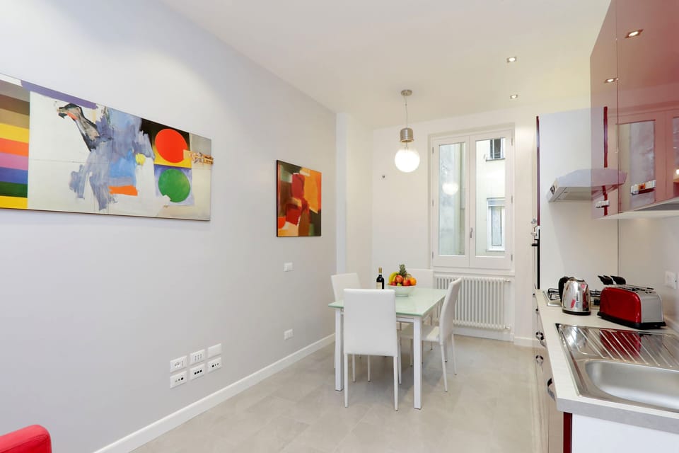 Rome Colosseum Apartment - the dining table is expandable it can welcome up to 8
