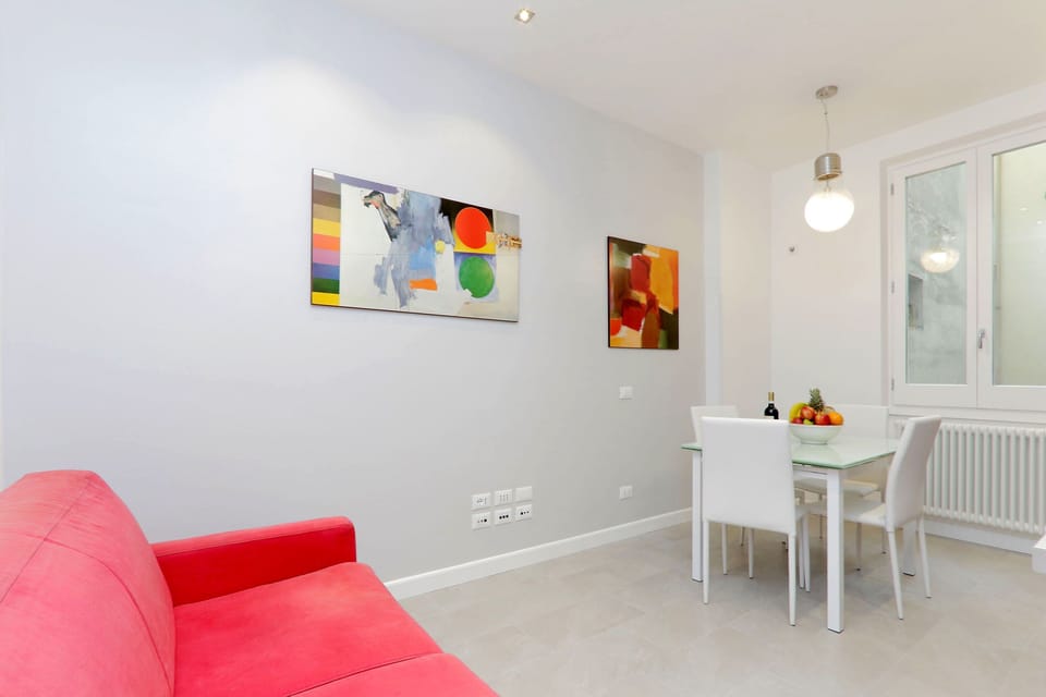 Rome Colosseum Apartment the kitchen table is expandable it can welcome up to 8