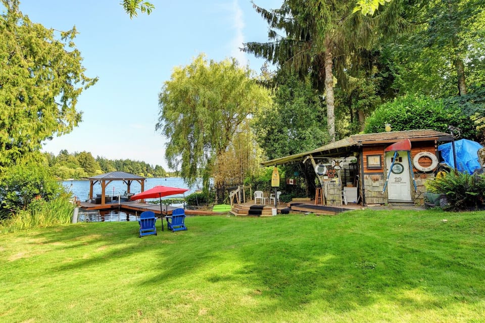 The lakefront with Taki Tiki Bar and change room