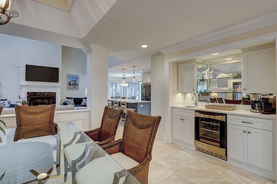 1 East Wind - Dining Area