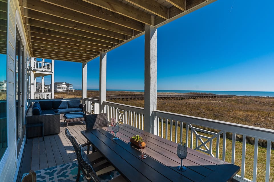 Front row beach - Main deck with comfortable sectional sofa and outdoor dining 