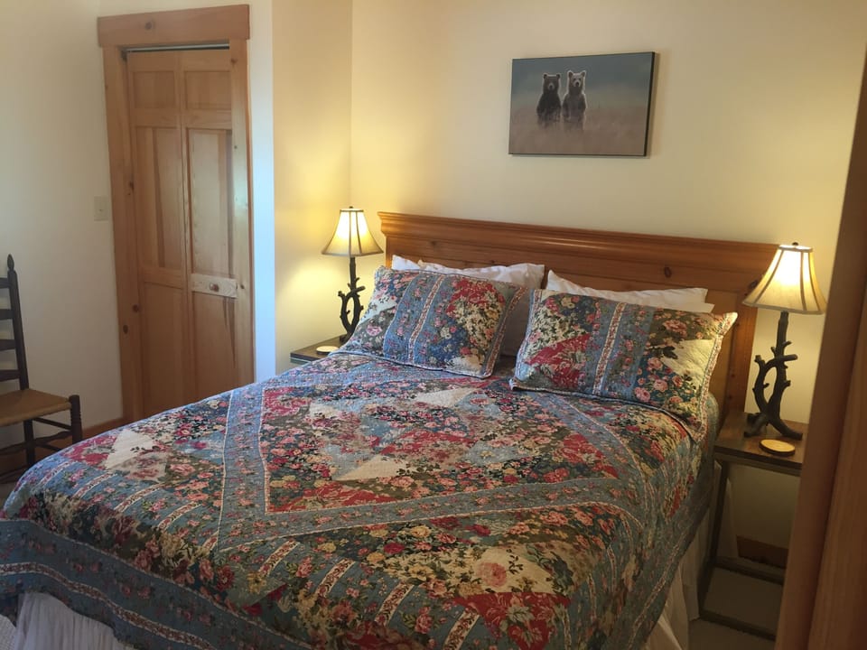 Upstairs bedroom 2-  Queen bed