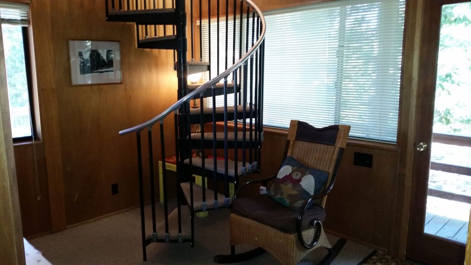 circular stairs to downstrs