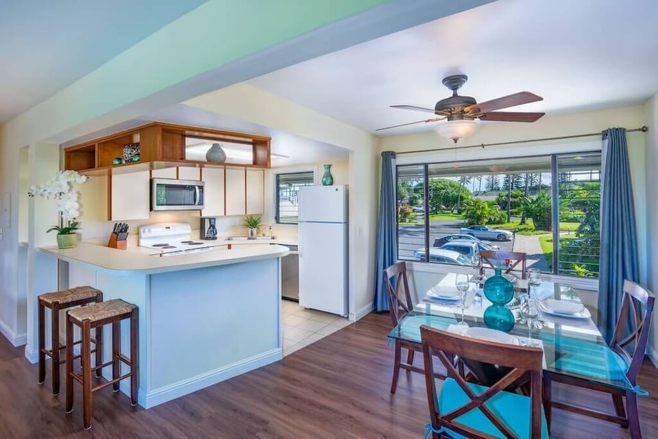 Breakfast Bar & Dedicated Dining Area