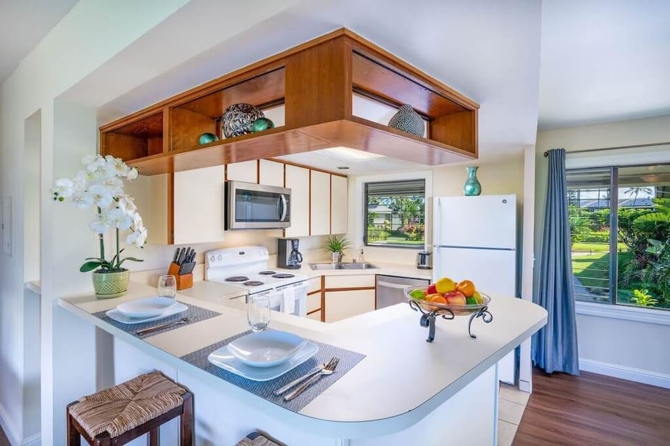 Fully Equipped Kitchen with Breakfast Bar