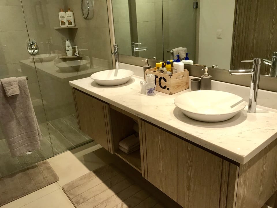BATHROOM WITH DOUBLE VANITIES