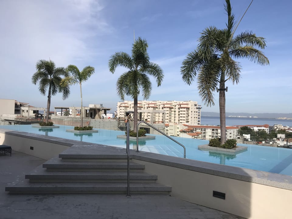 ROOFTOP POOL