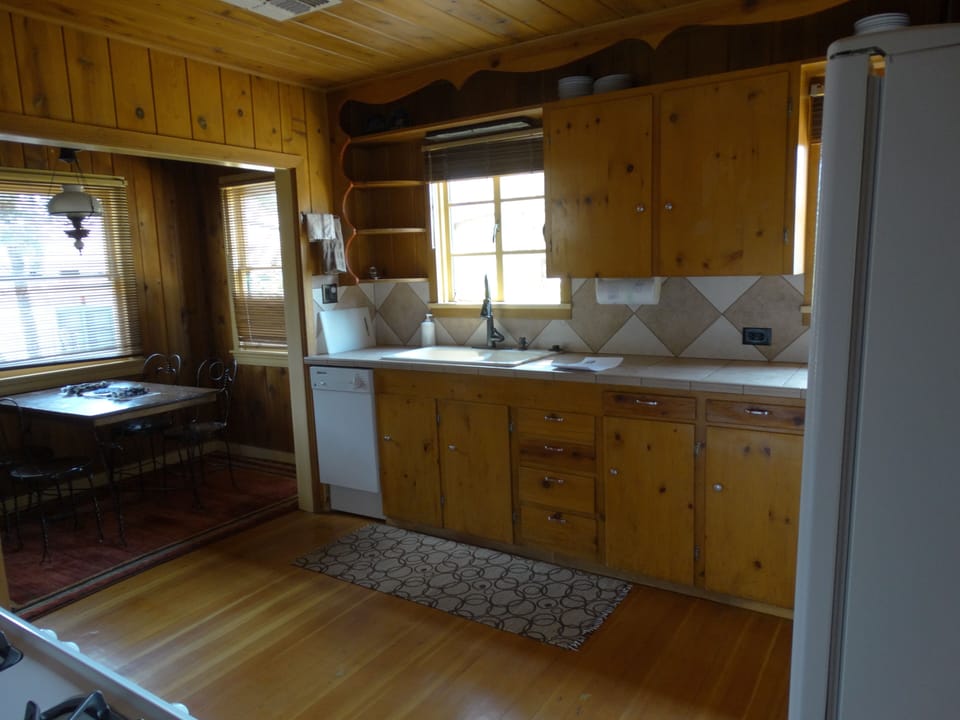 Full kitchen with dinette