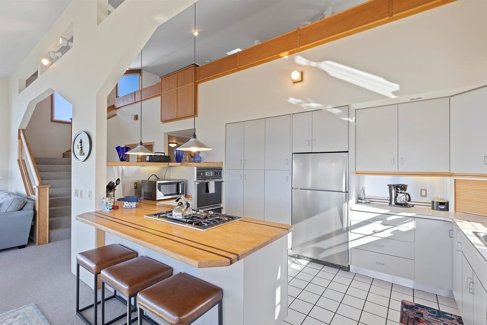 Kitchen area and eating bar