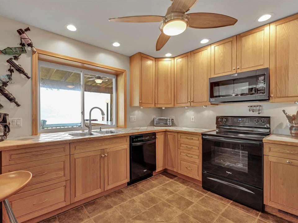 Pass thru window to outside bar on deck, great for entertaining.