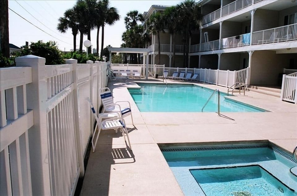 Gated Pool & Jacuzzi Private for guest only