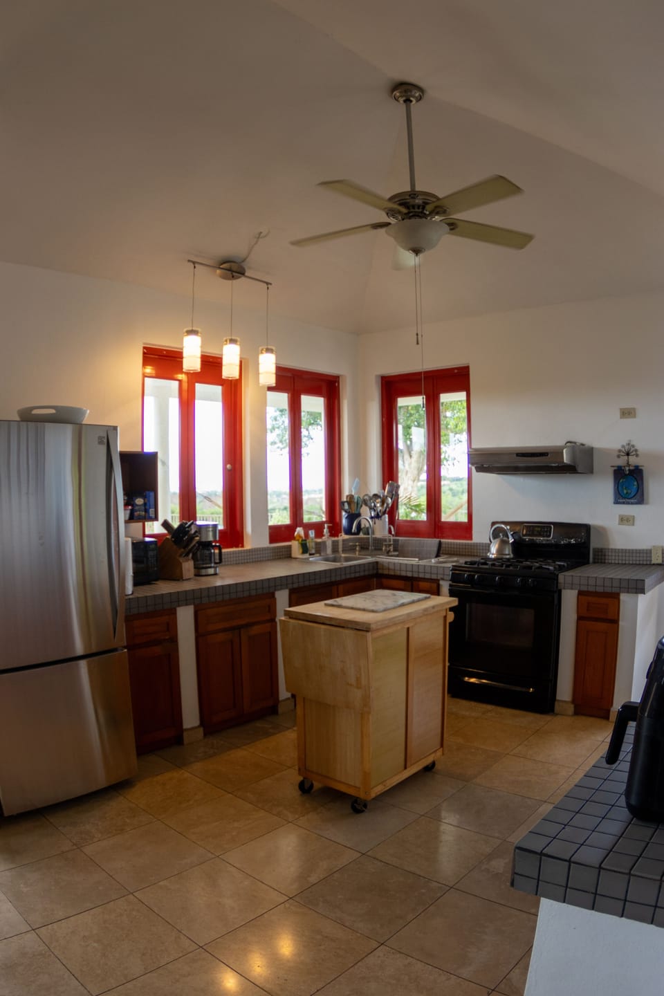 Fully equipped kitchen w/coffee maker, microwave, airfryer, blender, and toaster