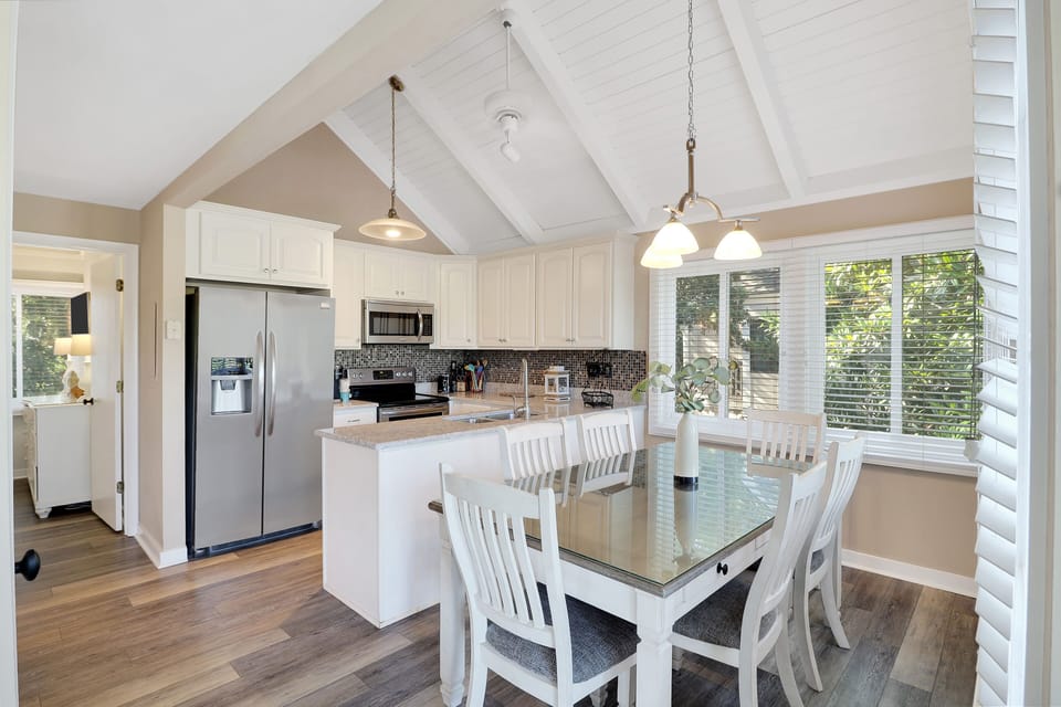 Open kitchen & dining space