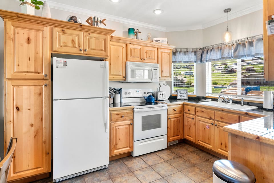 Fully stocked kitchen for your enjoyment and delightful views of the mountains.