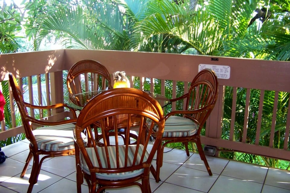 Comfortable dining on private Lanai