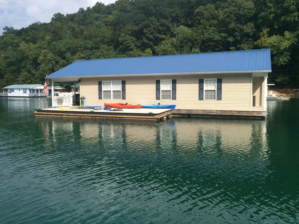 Plenty of room for any boats, seadoos, or other water toys.