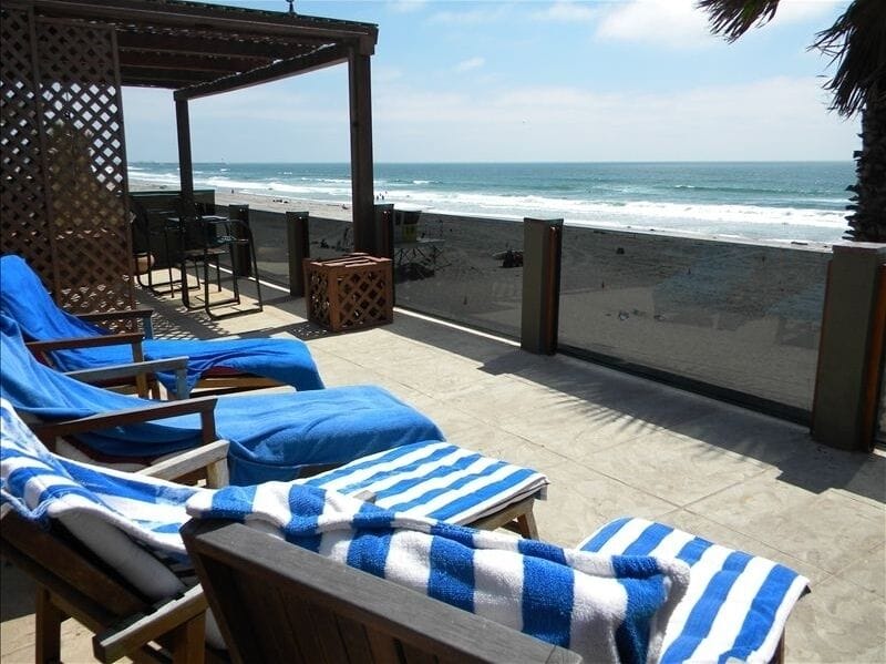 SUN BATHING  ON THE TOP DECK  W TINTED GLASS FOR PRIVACY 