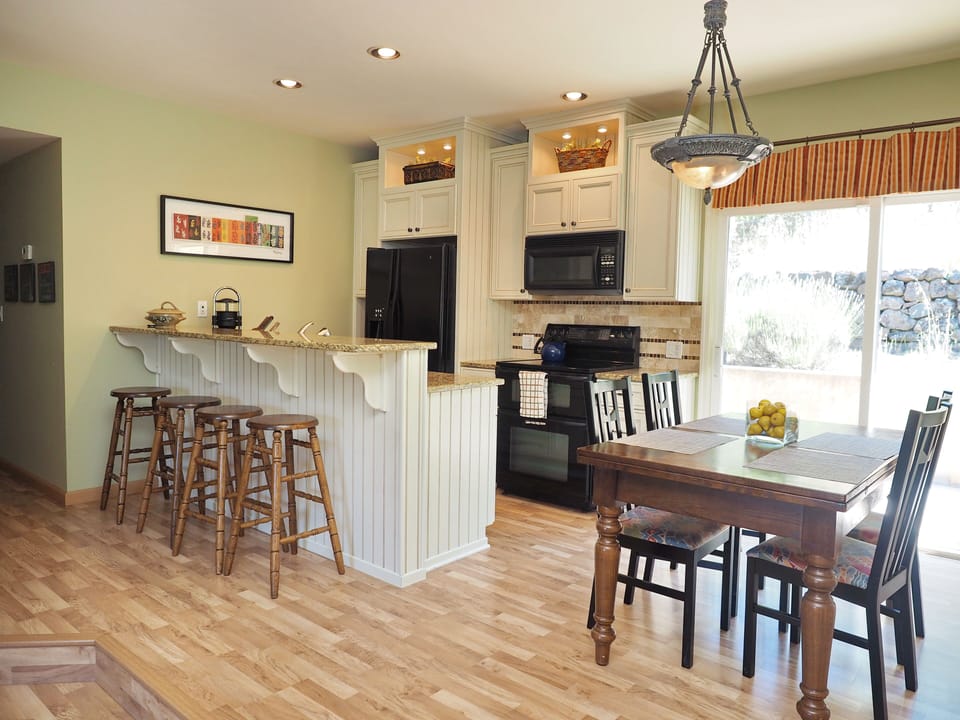 Kitchen & Dining