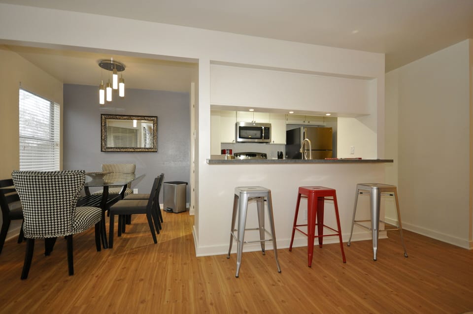           Breakfast Bar 
              seats 3