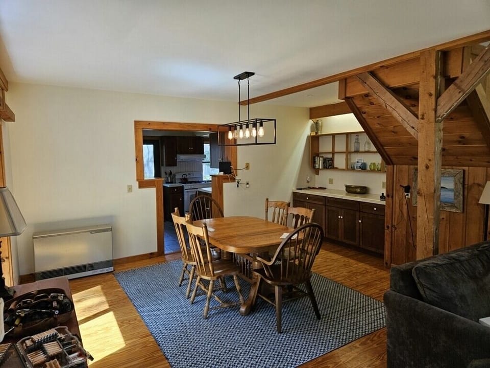 Dining area with seating for 6.