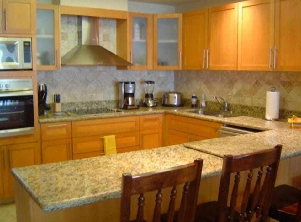 Fully equipped kitchen with granite counter tops and ceramic wall splashes